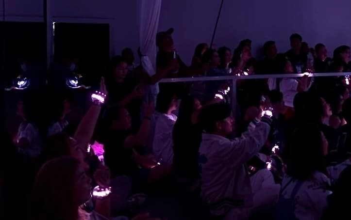 Merry Go Around
(Mini Concert)